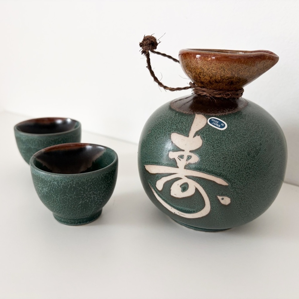 BNIB Vintage Ceramic Sake Set – Bottle + 2 Cups (New in Box), Made in Japan - Picture 6 of 7